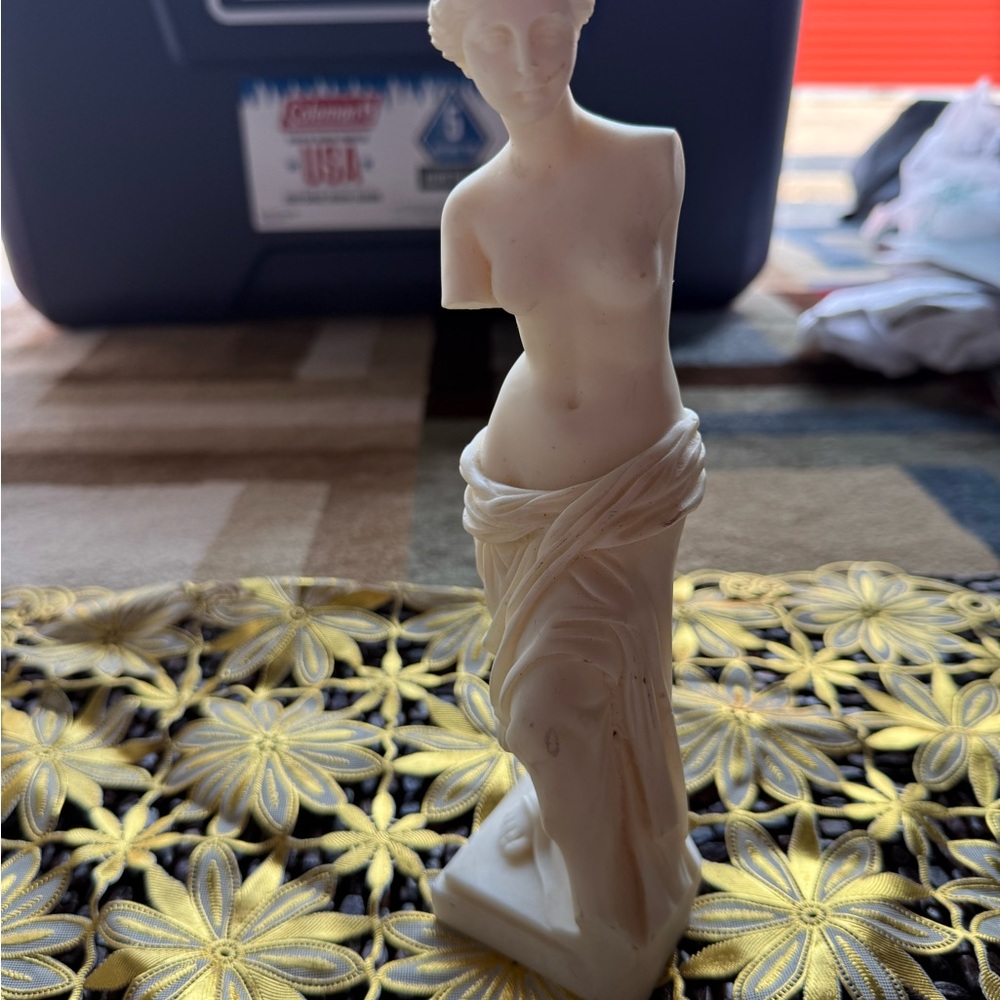 Elegant Cream Venus de Milo Statue